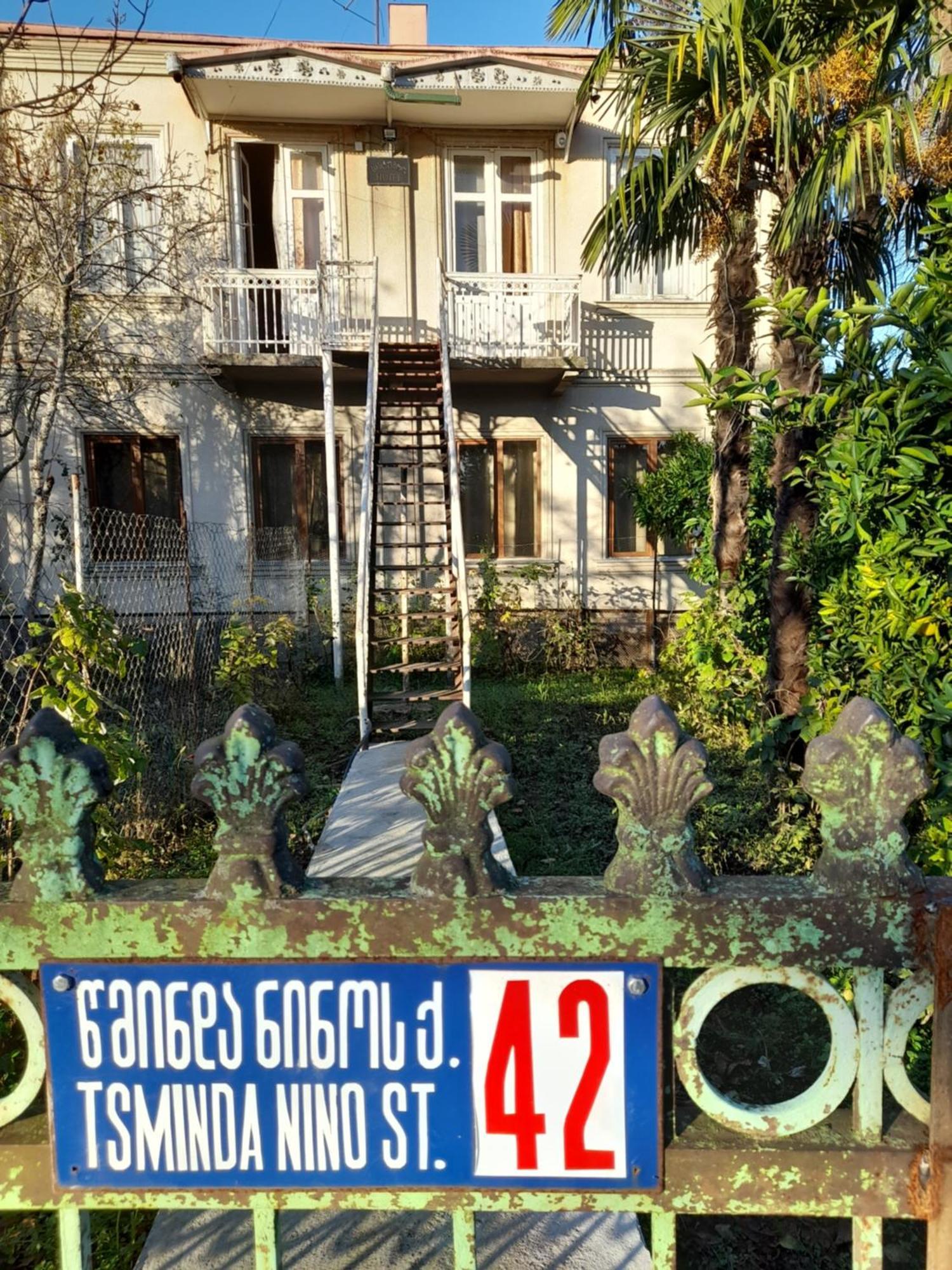 Levani'S Guesthouse Зугдиди Екстериор снимка